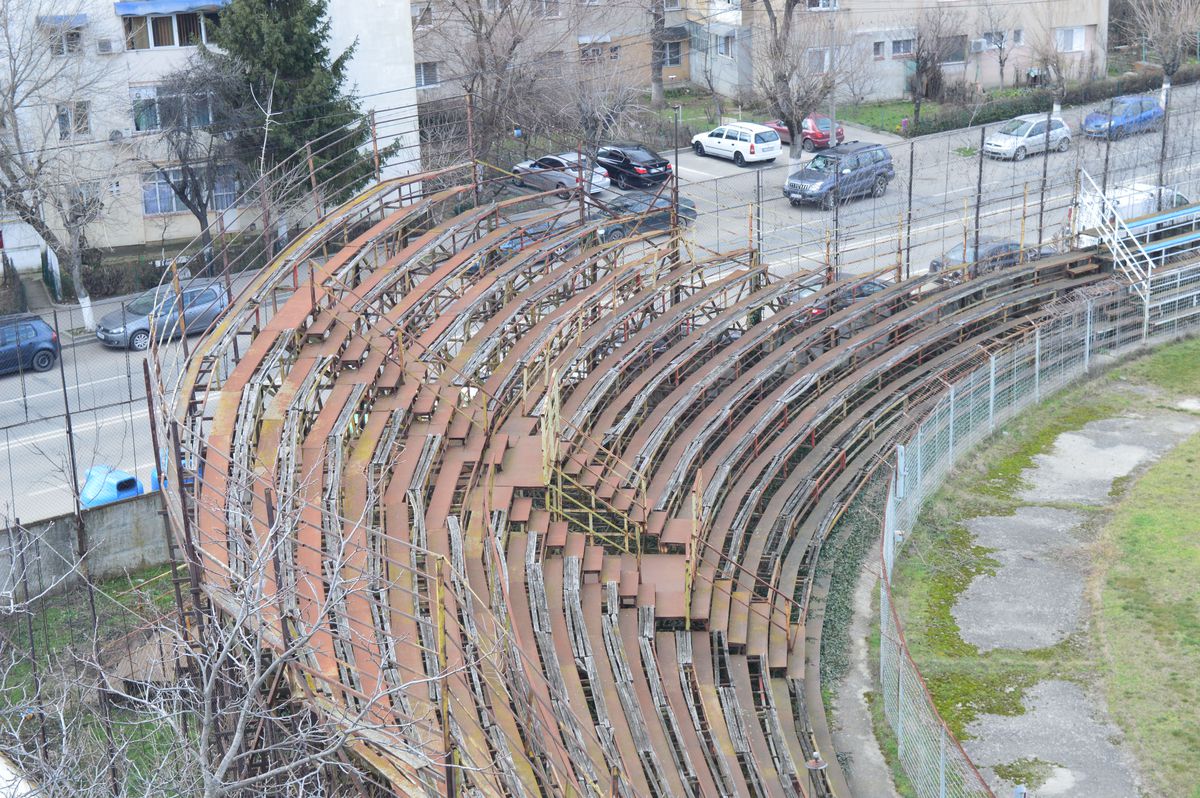 Valea arămie a pompierilor » Stadionul Electroputere, într-o stare deplorabilă: rugină, pământ și buruieni pe arena unde au fost crescuți jucători de seamă