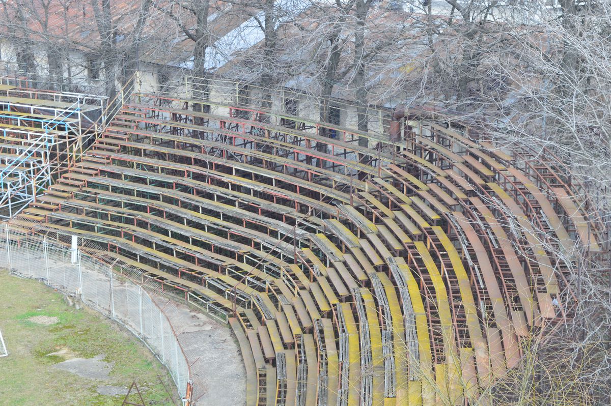 Valea arămie a pompierilor » Stadionul Electroputere, într-o stare deplorabilă: rugină, pământ și buruieni pe arena unde au fost crescuți jucători de seamă