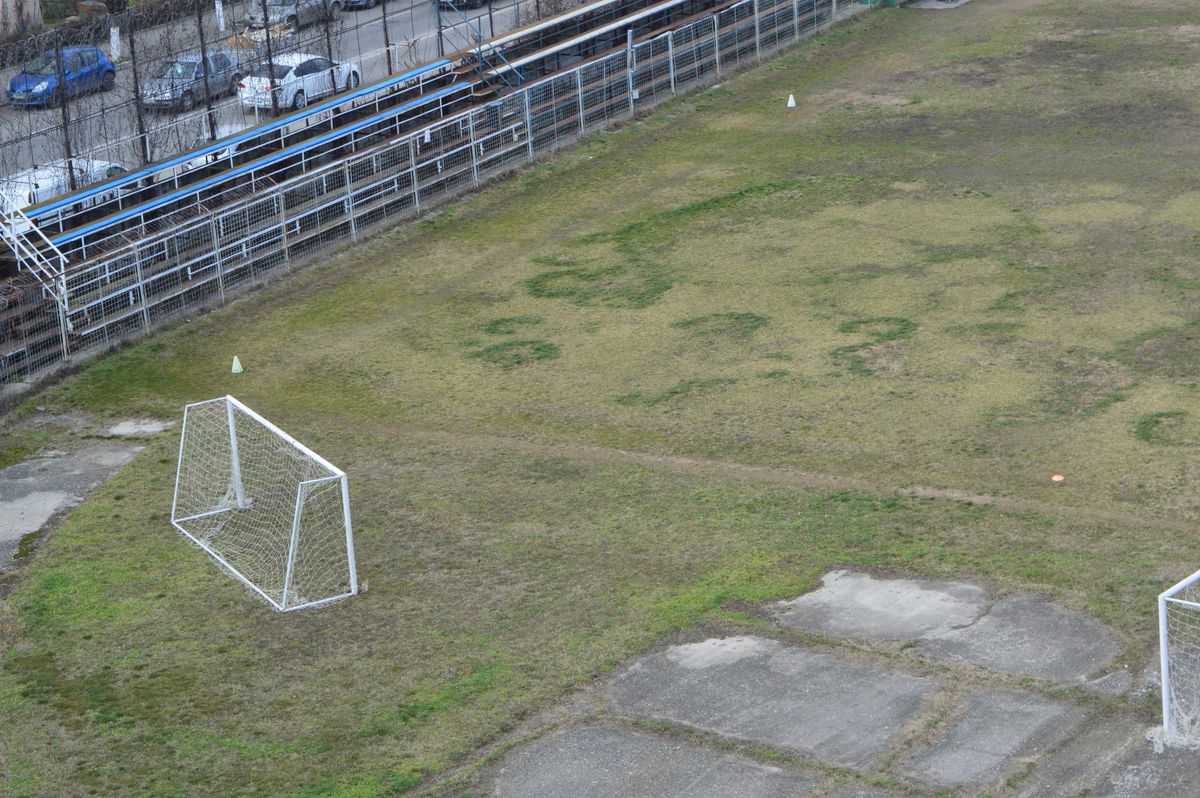 Valea arămie a pompierilor » Stadionul Electroputere, într-o stare deplorabilă: rugină, pământ și buruieni pe arena unde au fost crescuți jucători de seamă