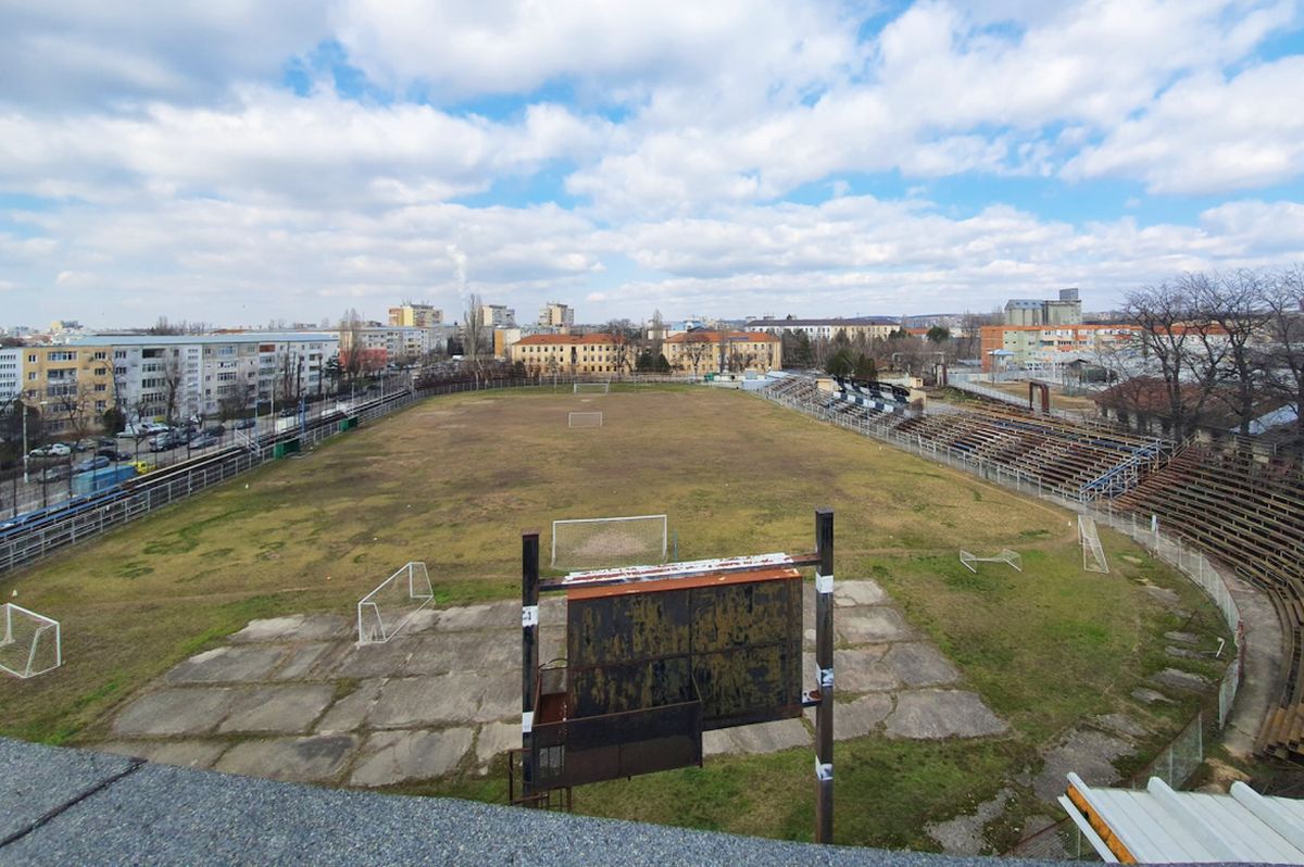 Valea arămie a pompierilor » Stadionul Electroputere, într-o stare deplorabilă: rugină, pământ și buruieni pe arena unde au fost crescuți jucători de seamă