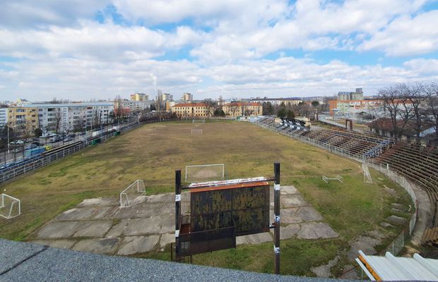 Valea arămie a pompierilor » Stadionul Electroputere, într-o stare deplorabilă: rugină, pământ și buruieni pe arena unde au fost crescuți jucători de seamă