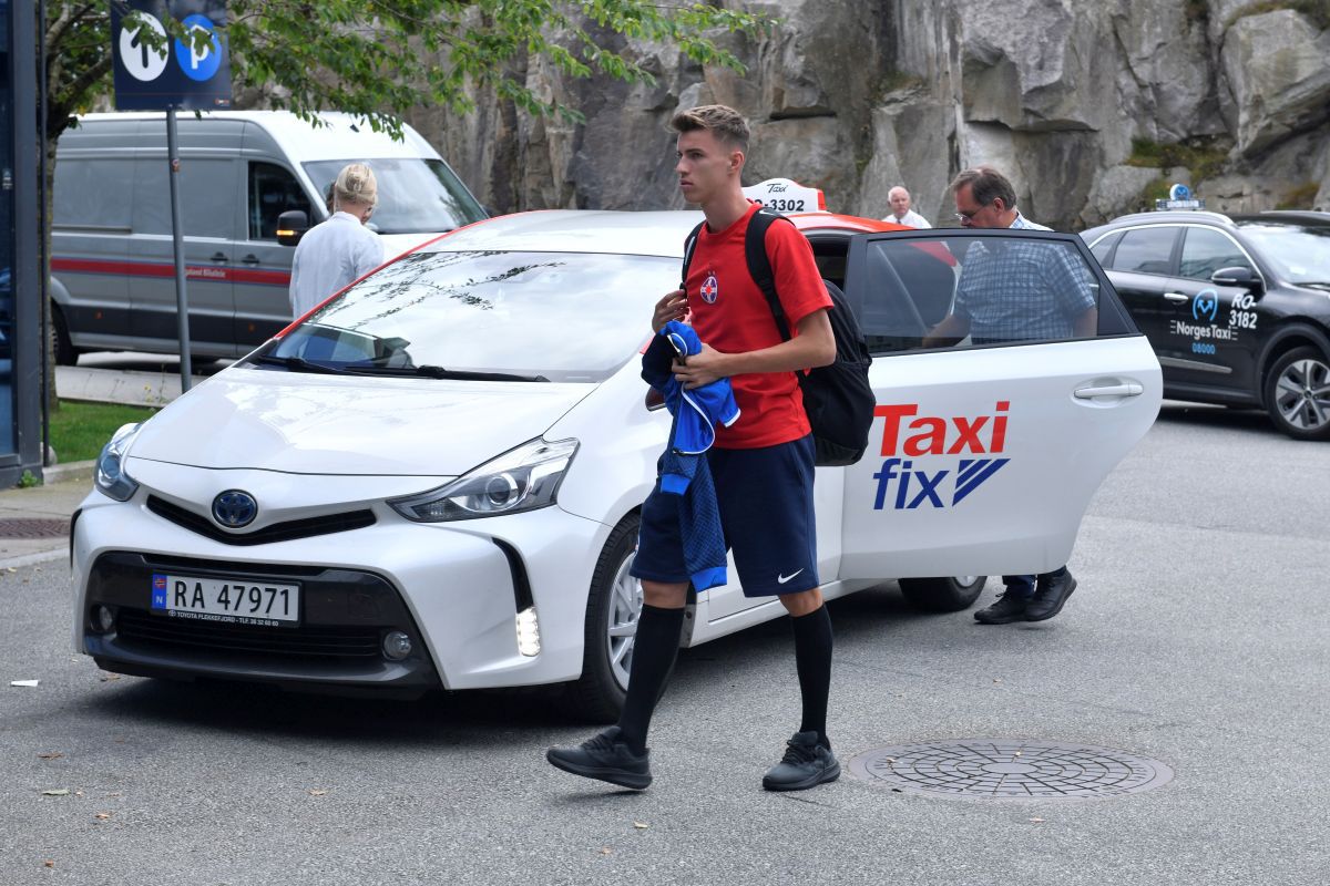 Delegația FCSB a ajuns în Norvegia! Imagini surprinse de GSP la sosirea roș-albaștrilor + personajul-surpriză care i-a însoțit pe români