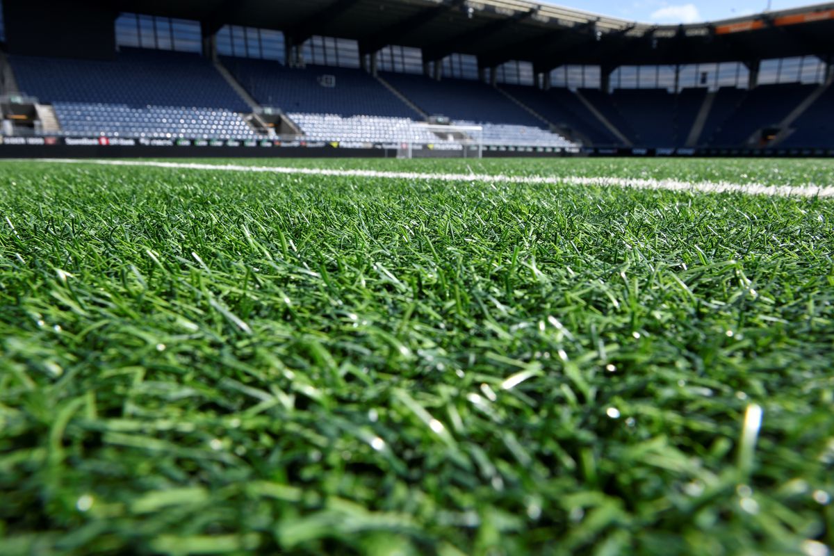 Gazonul sintetic de pe stadionul lui Viking, înainte de meciul cu FCSB