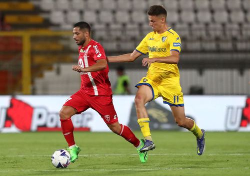 Inclus în premieră în lotul lărgit din iunie, Daniel Boloca (în galben), mijlocașul lui Frosinone, a fost urmărit în continuare de Edi Iordănescu. Foto: Guliver/GettyImages