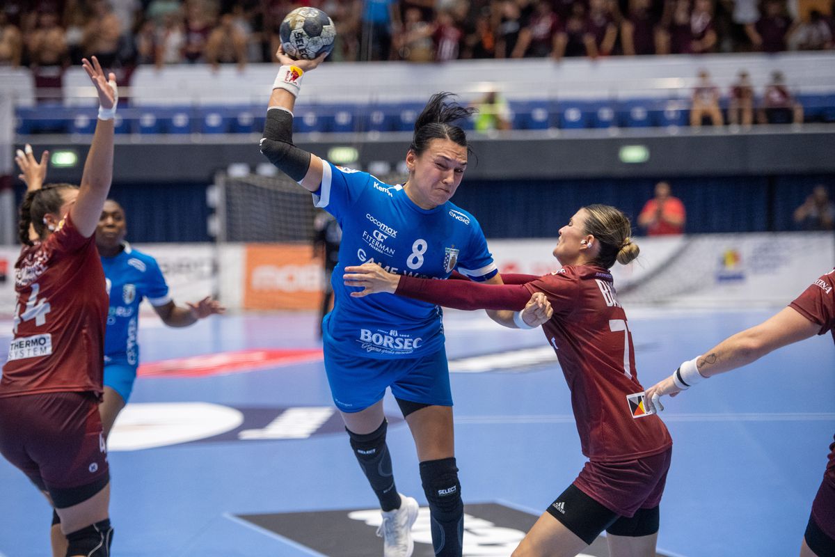 Clipe de spaimă în Supercupa României, Rapid - CSM București » Jucătoarea a fost transportată direct la spital