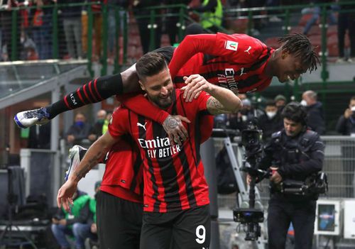 Rafael Leao, ținut în spate de Olivier Giroud, e dorit cu orice preț de Chelsea. Foto: Guliver/GettyImages