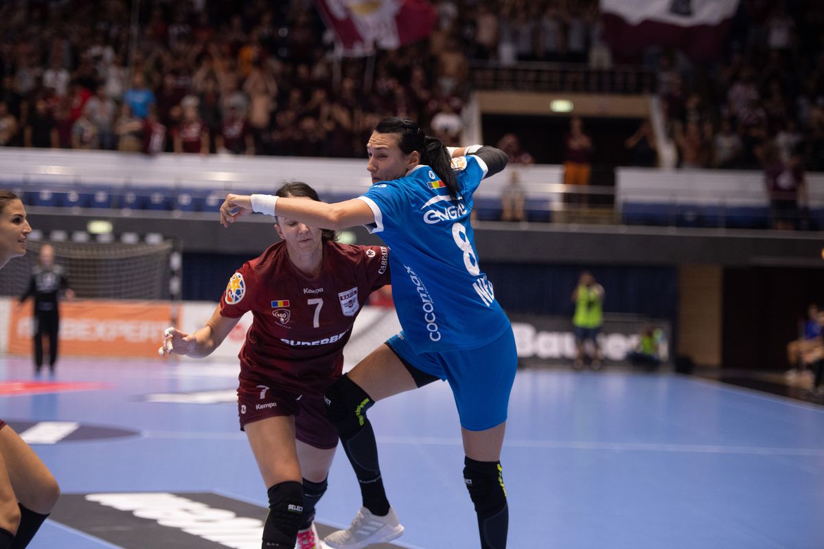 Clipe de spaimă în Supercupa României, Rapid - CSM București » Jucătoarea a fost transportată direct la spital