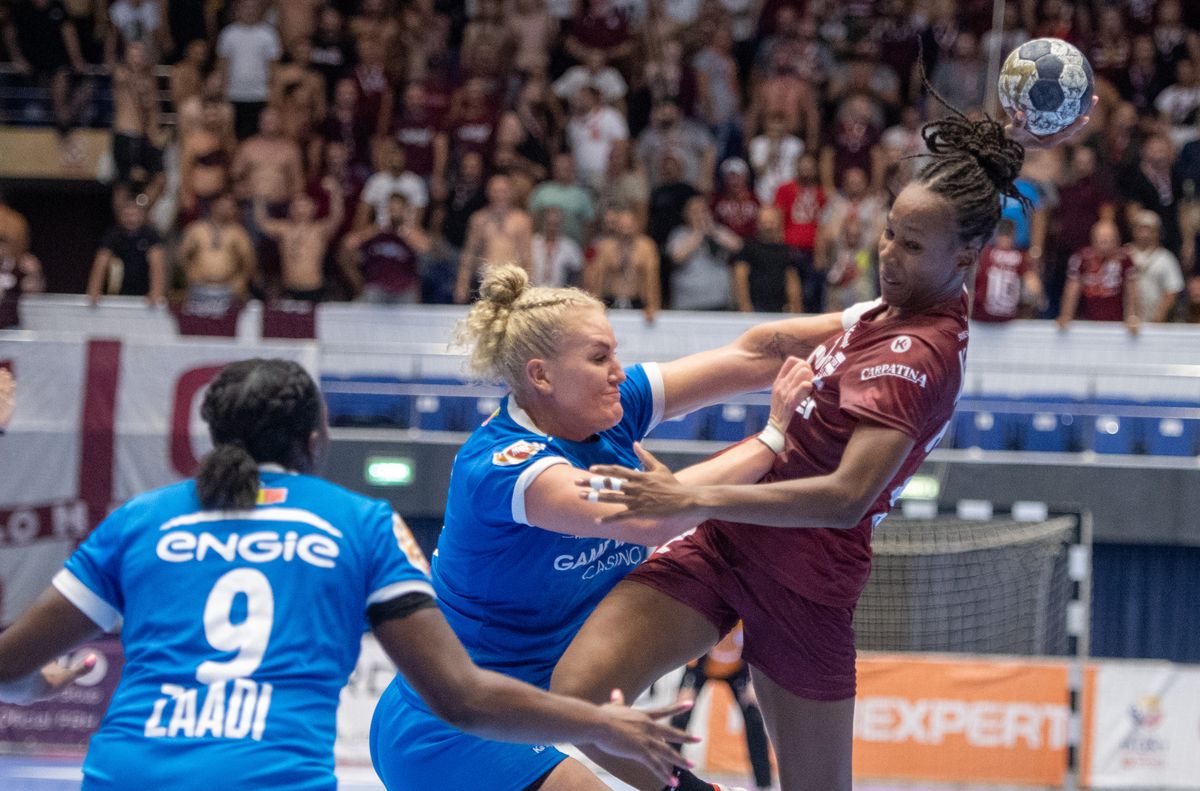 Clipe de spaimă în Supercupa României, Rapid - CSM București » Jucătoarea a fost transportată direct la spital