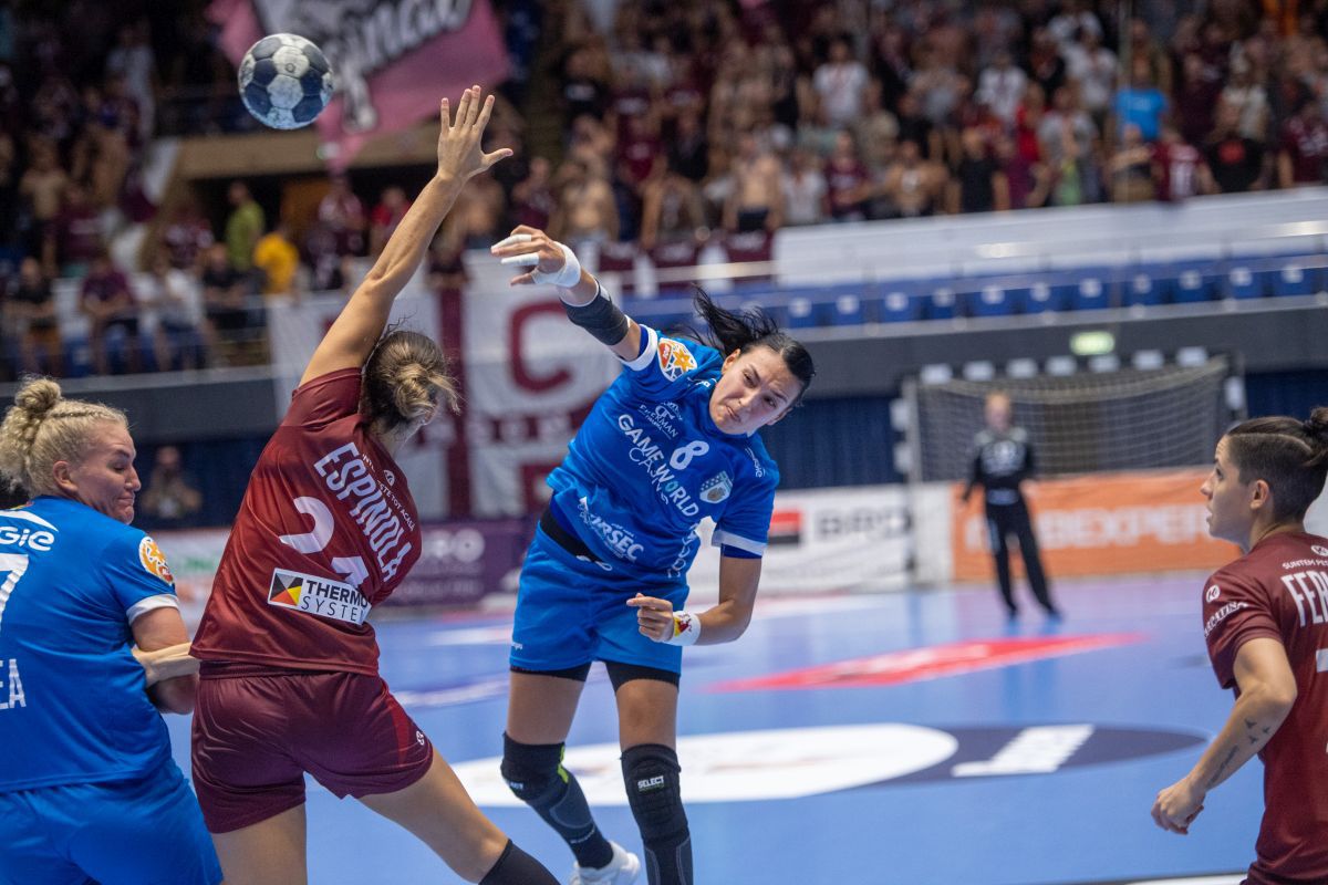 Clipe de spaimă în Supercupa României, Rapid - CSM București » Jucătoarea a fost transportată direct la spital