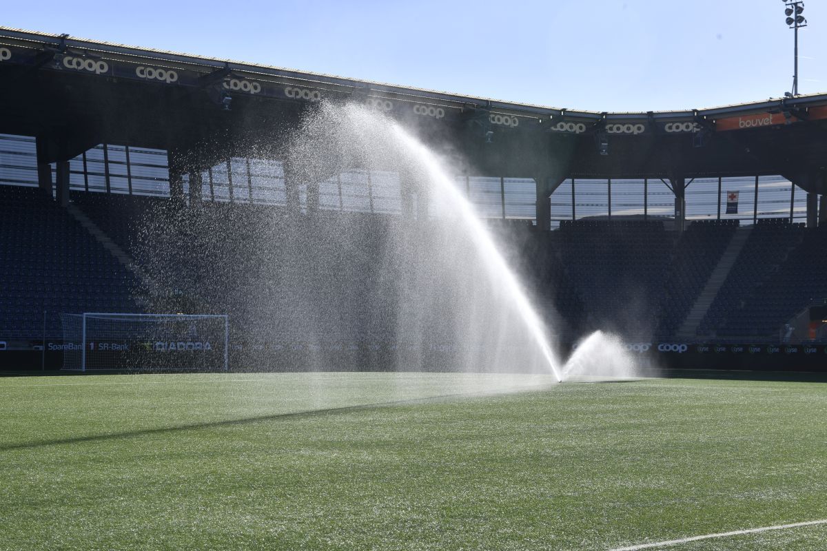 Gazonul sintetic de pe stadionul lui Viking, înainte de meciul cu FCSB