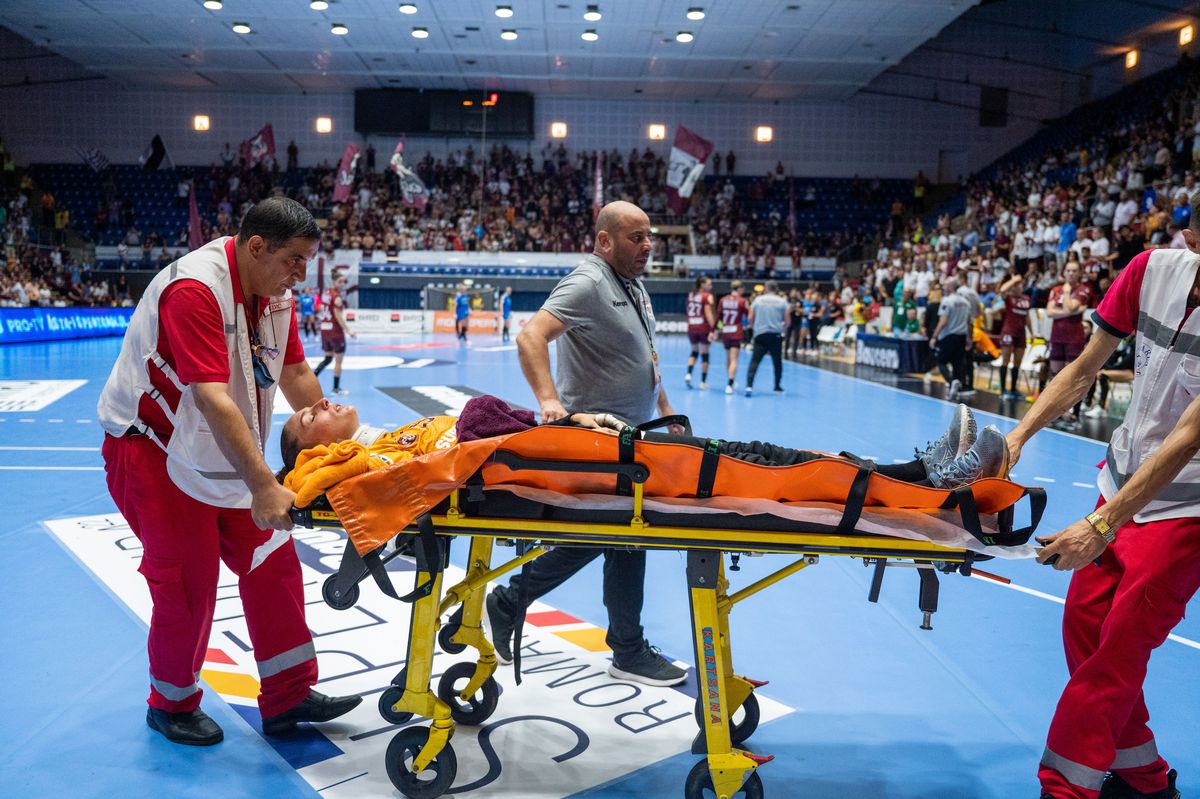 Clipe de spaimă în Supercupa României, Rapid - CSM București » Jucătoarea a fost transportată direct la spital