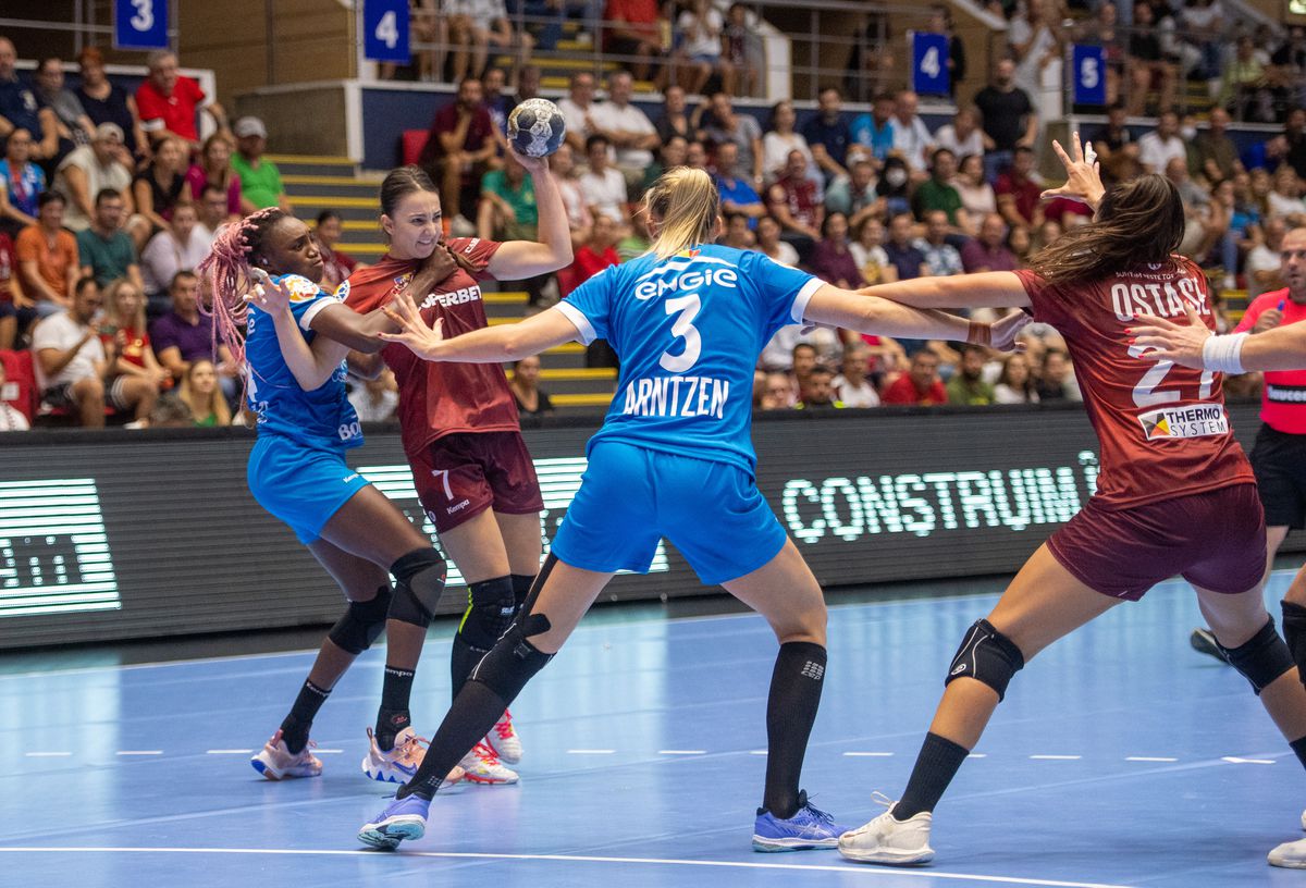 Clipe de spaimă în Supercupa României, Rapid - CSM București » Jucătoarea a fost transportată direct la spital