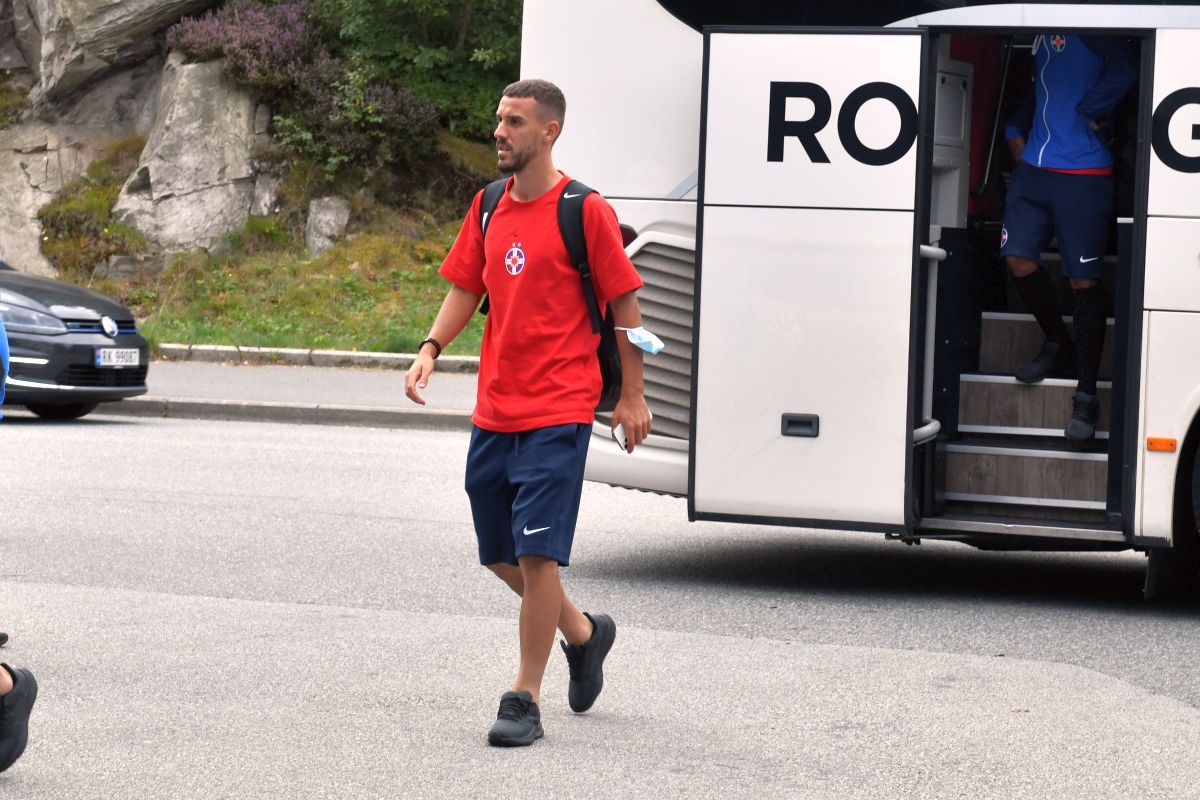 Delegația FCSB a ajuns în Norvegia! Imagini surprinse de GSP la sosirea roș-albaștrilor + personajul-surpriză care i-a însoțit pe români