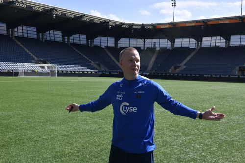 Morten Jensen, unul dintre cei doi „principali” ai lui Viking, pe terenul sintetic pe care se va juca meciul
