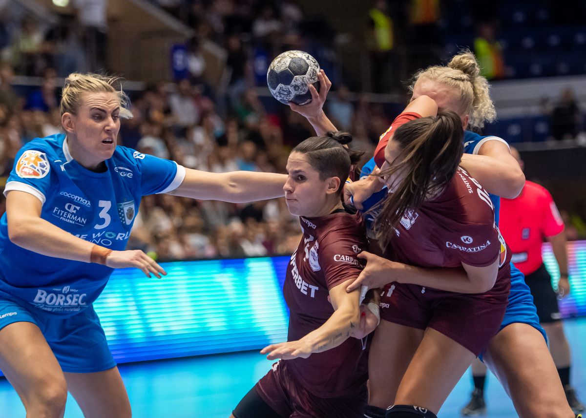 Clipe de spaimă în Supercupa României, Rapid - CSM București » Jucătoarea a fost transportată direct la spital