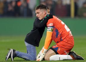 Emoționant! Portar consolat de un copil după ce echipa lui a pierdut în ultimul minut meciul cu Boca Juniors