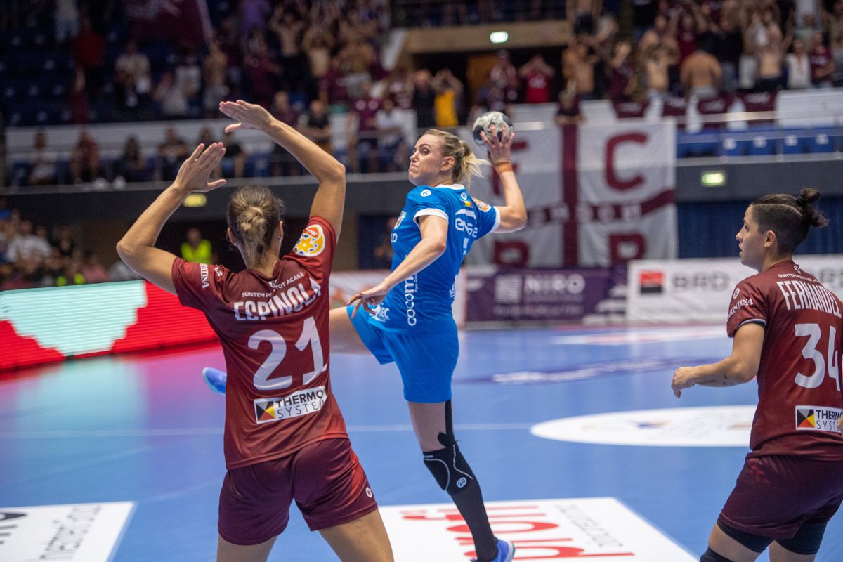 Clipe de spaimă în Supercupa României, Rapid - CSM București » Jucătoarea a fost transportată direct la spital