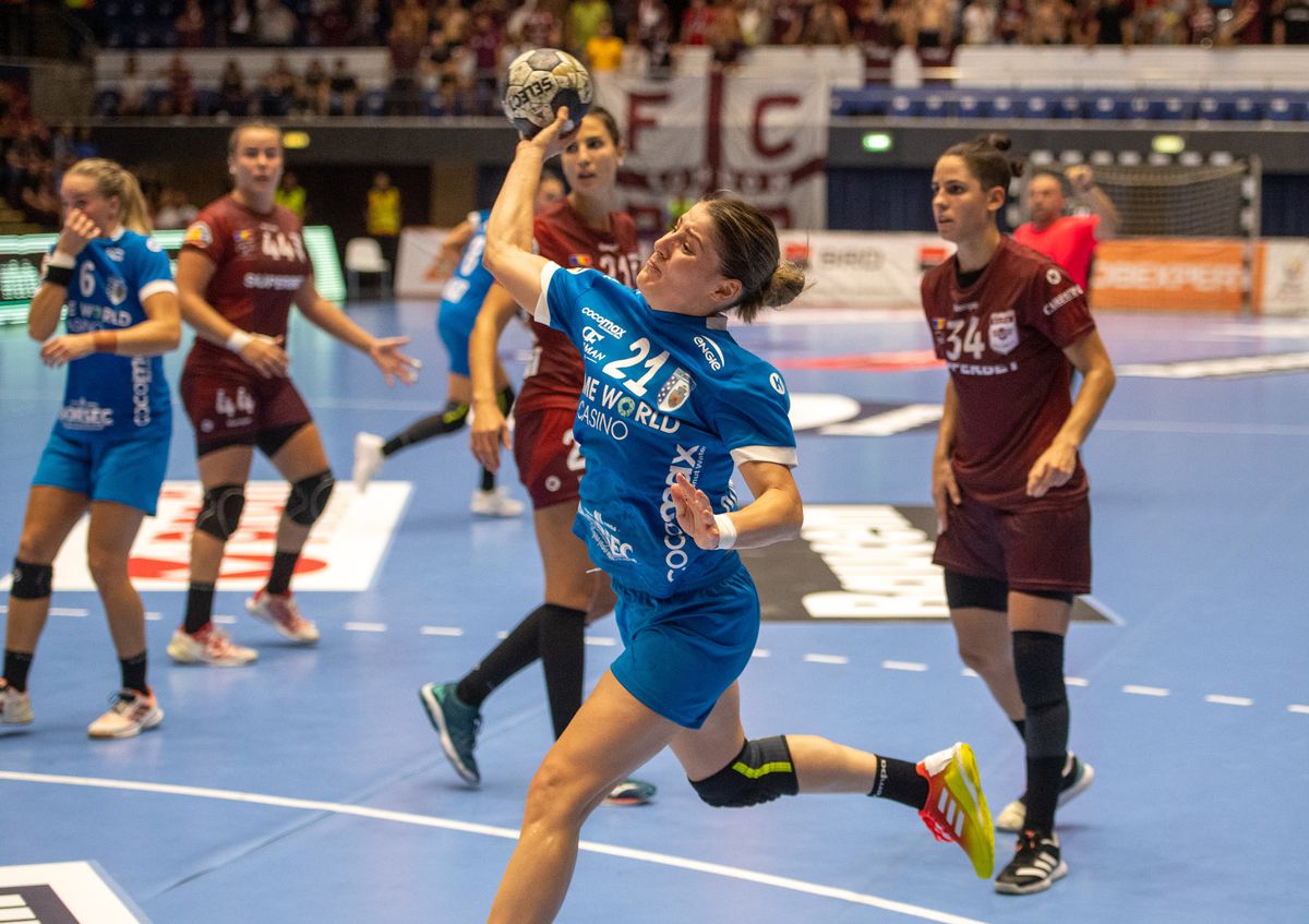 Clipe de spaimă în Supercupa României, Rapid - CSM București » Jucătoarea a fost transportată direct la spital