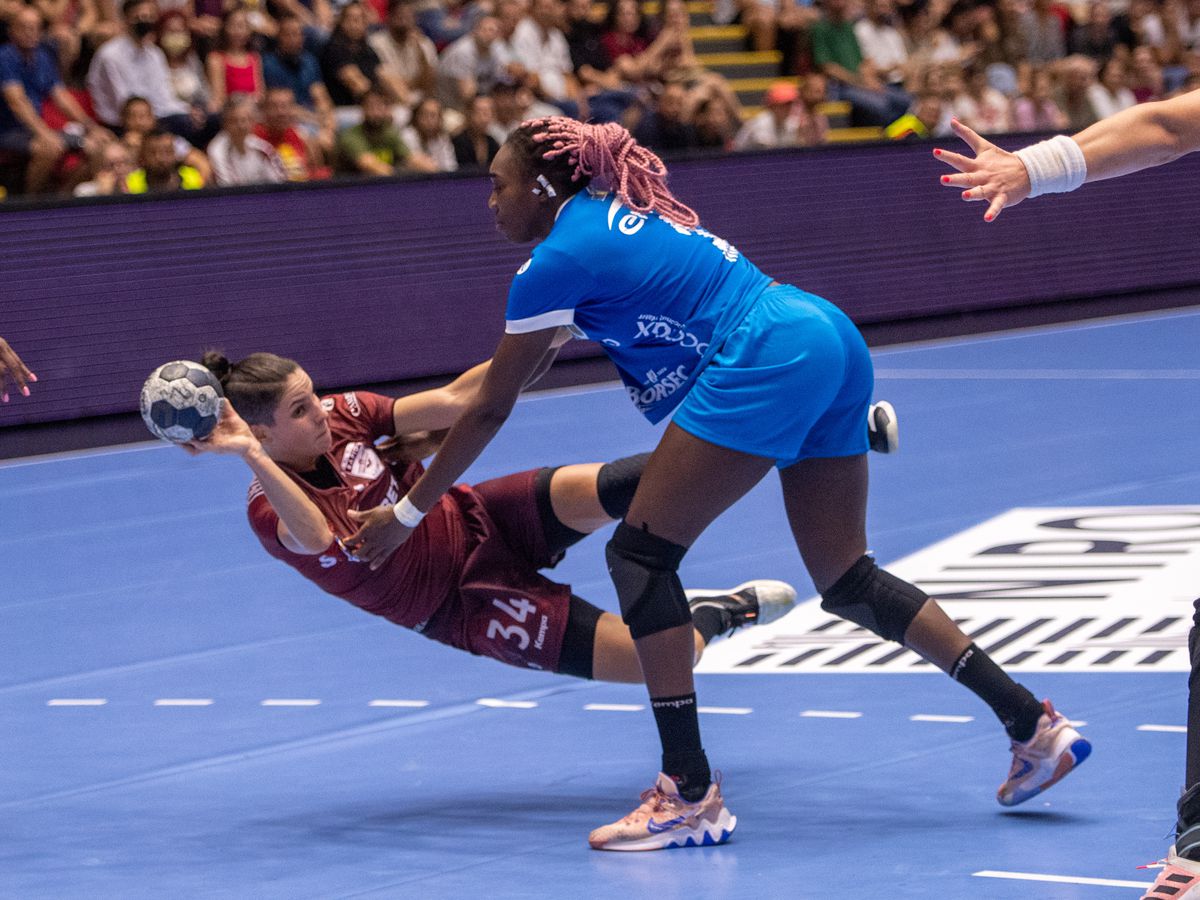 Clipe de spaimă în Supercupa României, Rapid - CSM București » Jucătoarea a fost transportată direct la spital