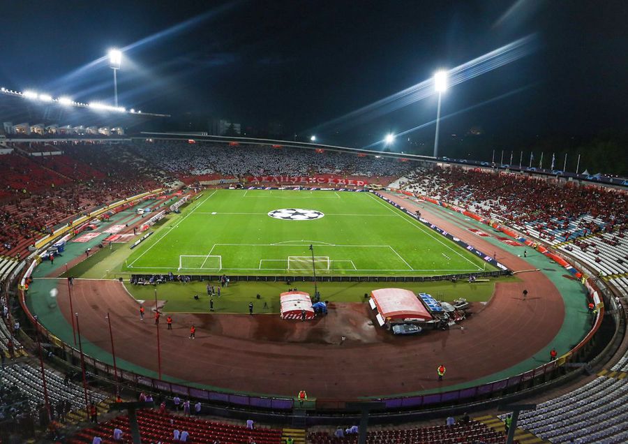 Disputa de la Belgrad s-a jucat într-o atmosferă irespirabilă / Sursă foto: Twitter FK Crvena zvezda @crvenazvezdafk Mircea Lucescu și Dinamo Kiev au ratat grupele Ligii, după un nou eșec dur cu Benfica » Surpriza serii, produsă în Serbia + Cine a obținut biletele pentru grupele UCL