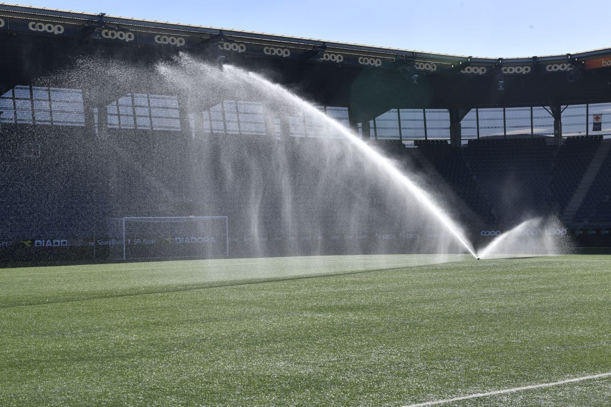 Gazonul sintetic de pe stadionul lui Viking, înainte de meciul cu FCSB