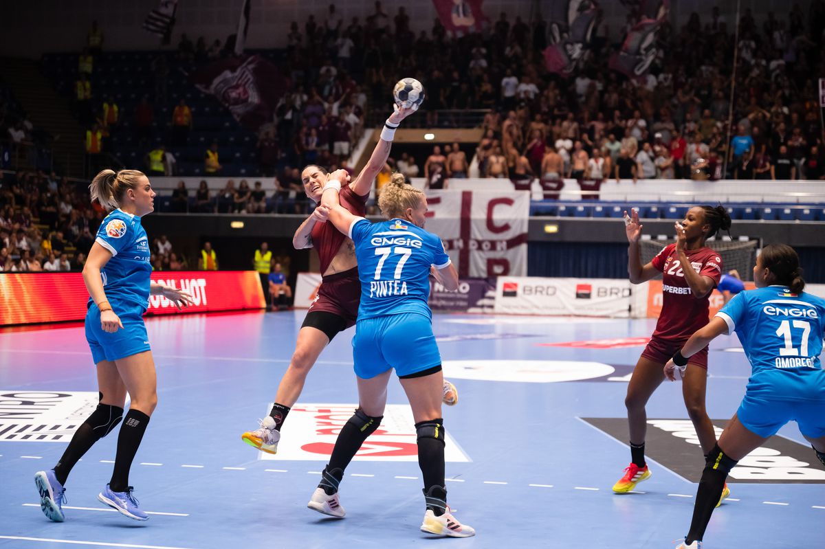 Clipe de spaimă în Supercupa României, Rapid - CSM București » Jucătoarea a fost transportată direct la spital