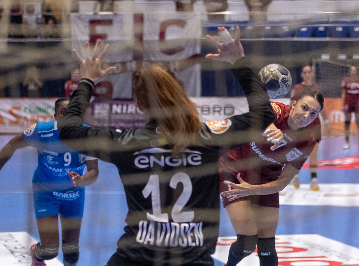 Clipe de spaimă în Supercupa României, Rapid - CSM București » Jucătoarea a fost transportată direct la spital