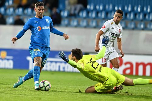 Letica încearcă să-l blocheze pe Jovan Markovic, într-un duel Hermannstadt - CSU Craiova / Sursă foto: Imago Images