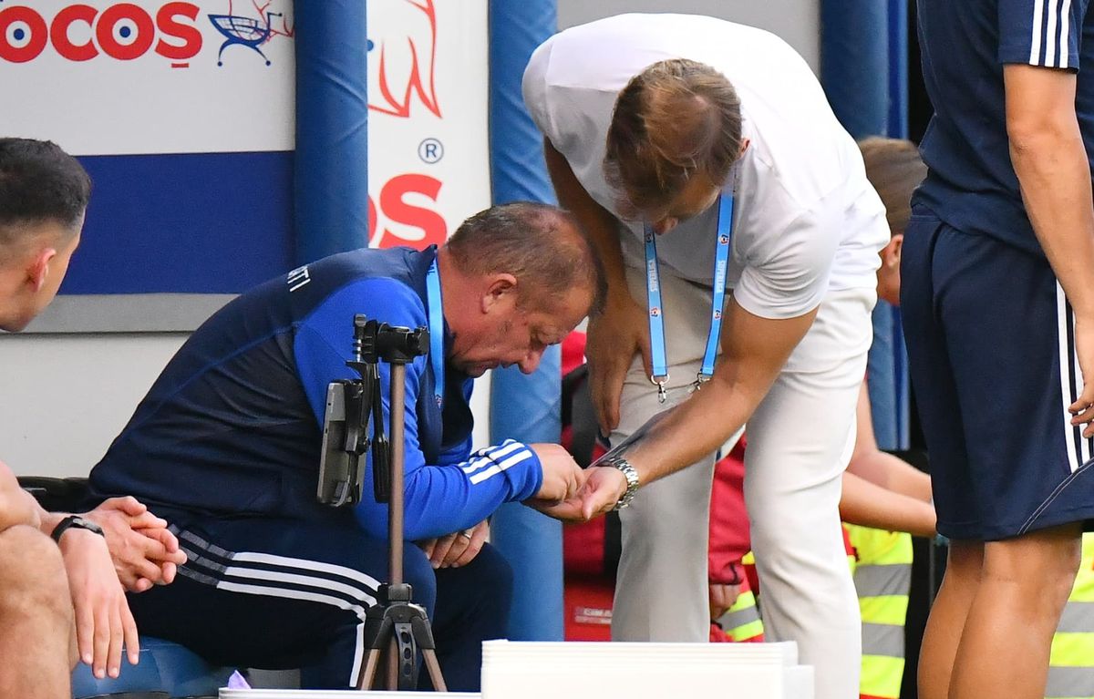 Detalii observate pe stadion la Petrolul - Oțelul » A ajuns pe pastile! Dorinel Munteanu, greu de controlat