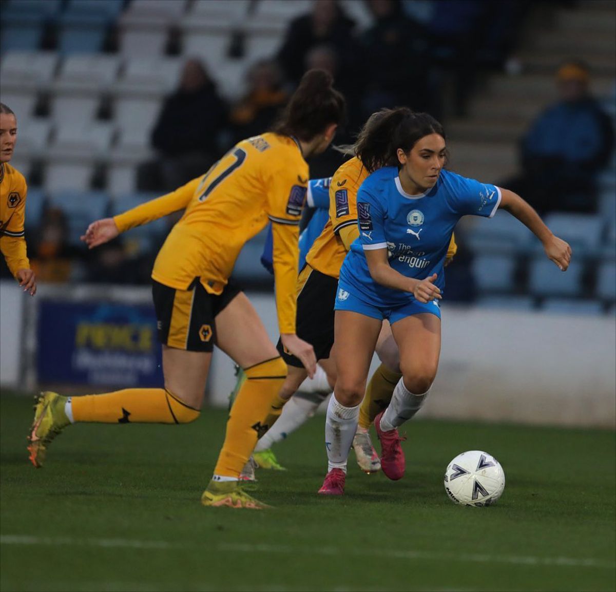 Fotbalista care face spectacol în Anglia a devenit virală după asemănarea izbitoare cu celebra Megan Fox