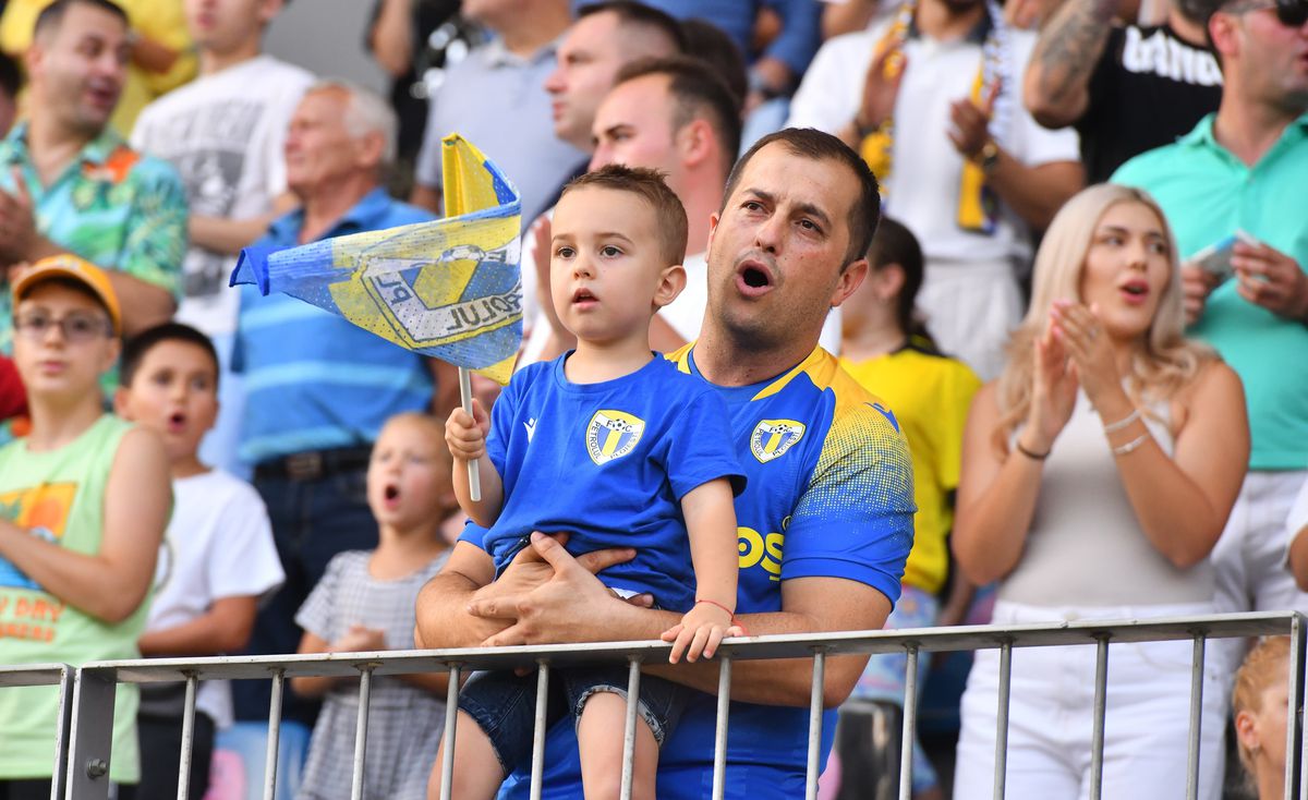 Detalii observate pe stadion la Petrolul - Oțelul » A ajuns pe pastile! Dorinel Munteanu, greu de controlat