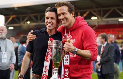 Ryan Reinolds și Rob McElhenney investesc masiv! Wrexham a cheltuit de 3 ori mai mult decât toate cluburile din Superliga