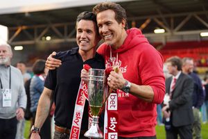 Ryan Reinolds și Rob McElhenney investesc masiv! Wrexham a cheltuit de 3 ori mai mult decât toate cluburile din Superliga
