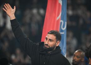 Imagini emoționante cu Gigio Donnarumma » Colegii l-au dus în fața peluzei la despărțirea de PSG + ce a luat ca „amintire”