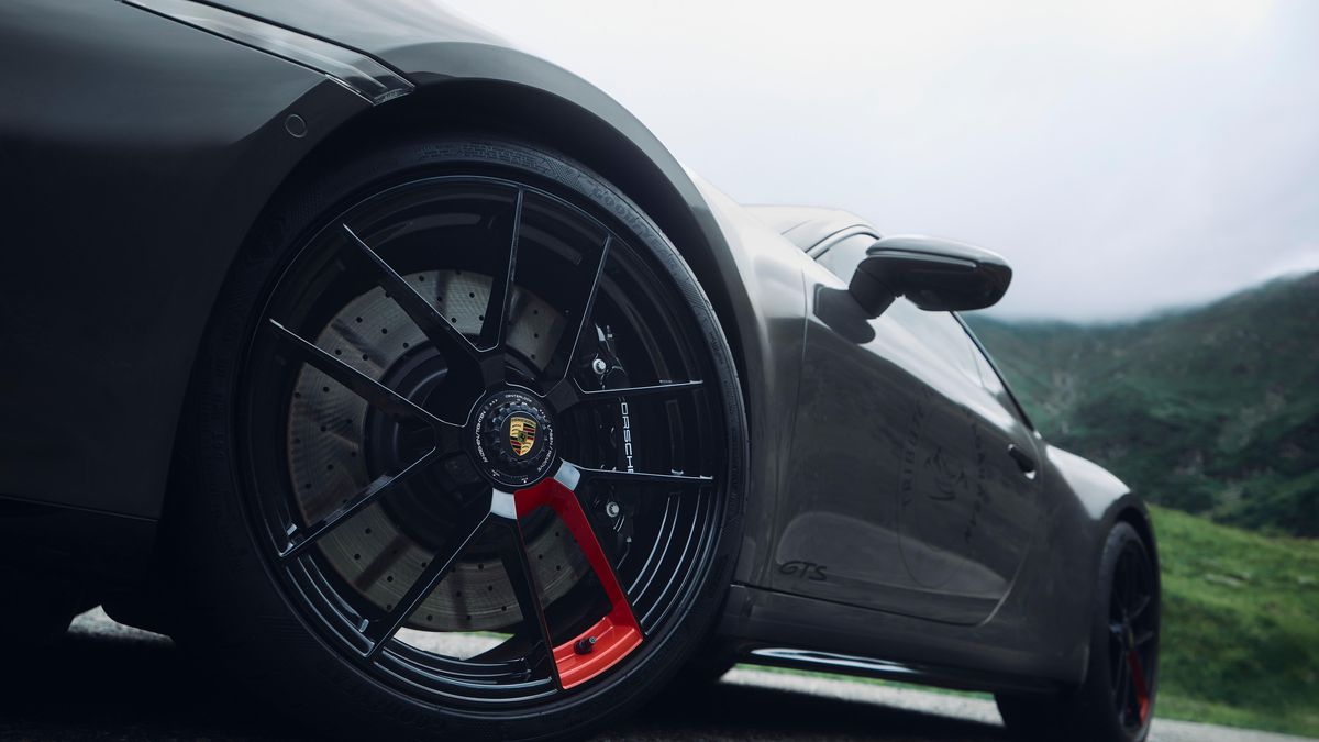 David Popovici și-a condus bolidul de lux la evenimentul organizat de Porsche în România: „Tribute to Transfăgărașan”