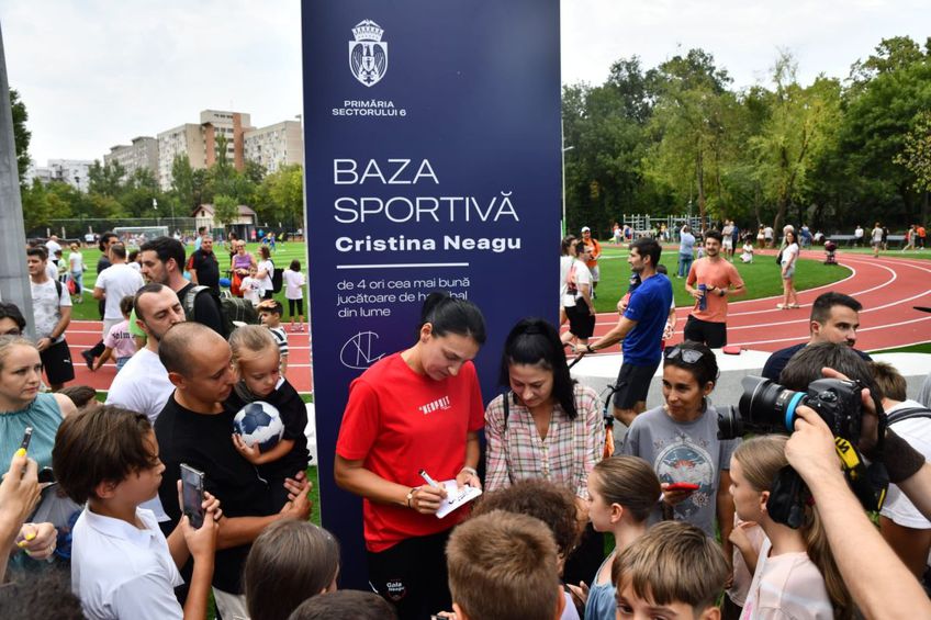 Cristina Neagu, la inaugurarea bazei sportive care îi poartă numele/Foto: Facebook (Cristina Neagu)