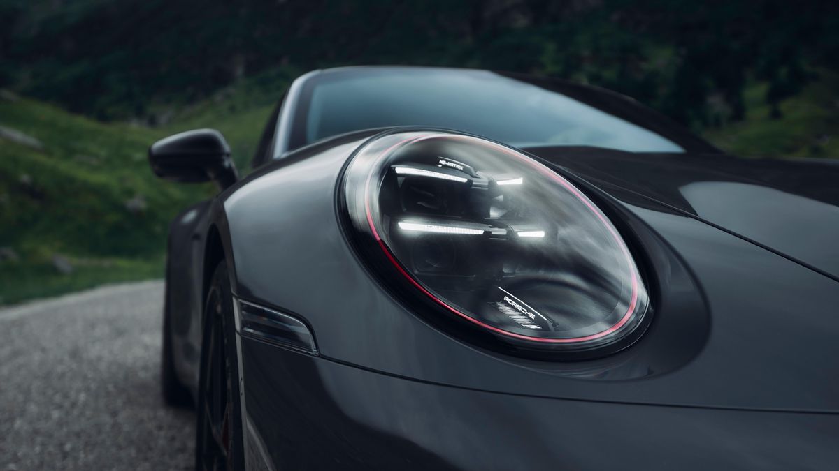 David Popovici și-a condus bolidul de lux la evenimentul organizat de Porsche în România: „Tribute to Transfăgărașan”