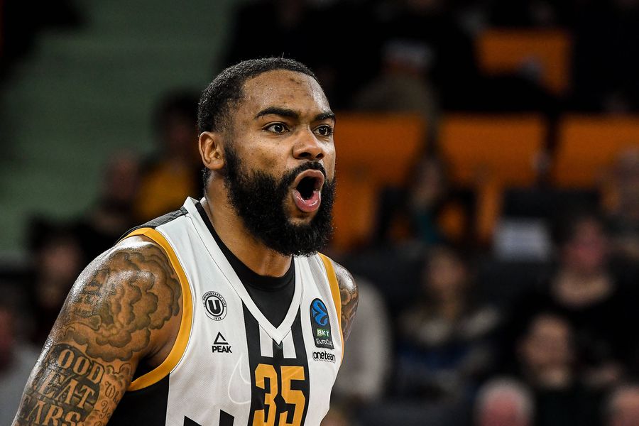 Două anecdote din cartea autobiografică a căpitanului lui U-BT Cluj-Napoca » Peste 100 de fani au fost prezenți la BTarena pentru a obține un exemplar și un autograf