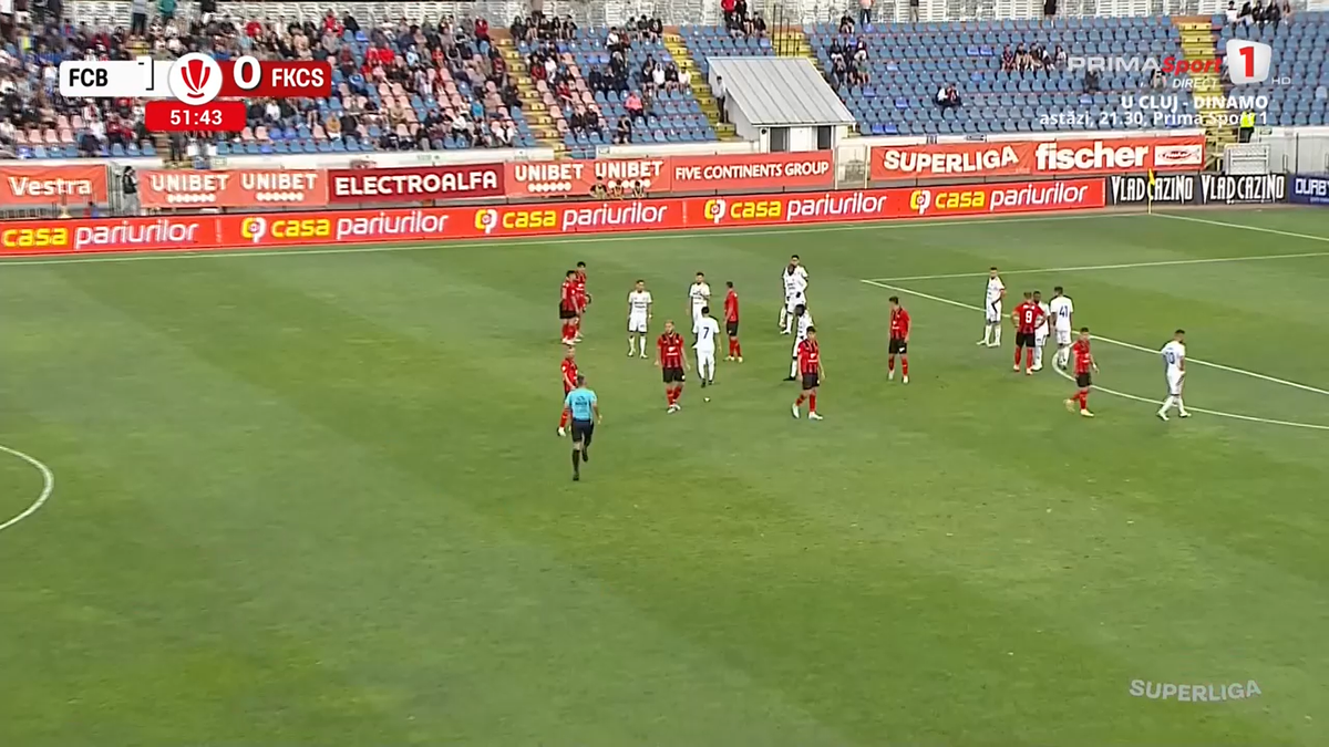 Horațiu Feșnic a uitat cartonașele la vestiare. La propriu! Moment stânjenitor în timpul meciului Botoșani - Csikszereda