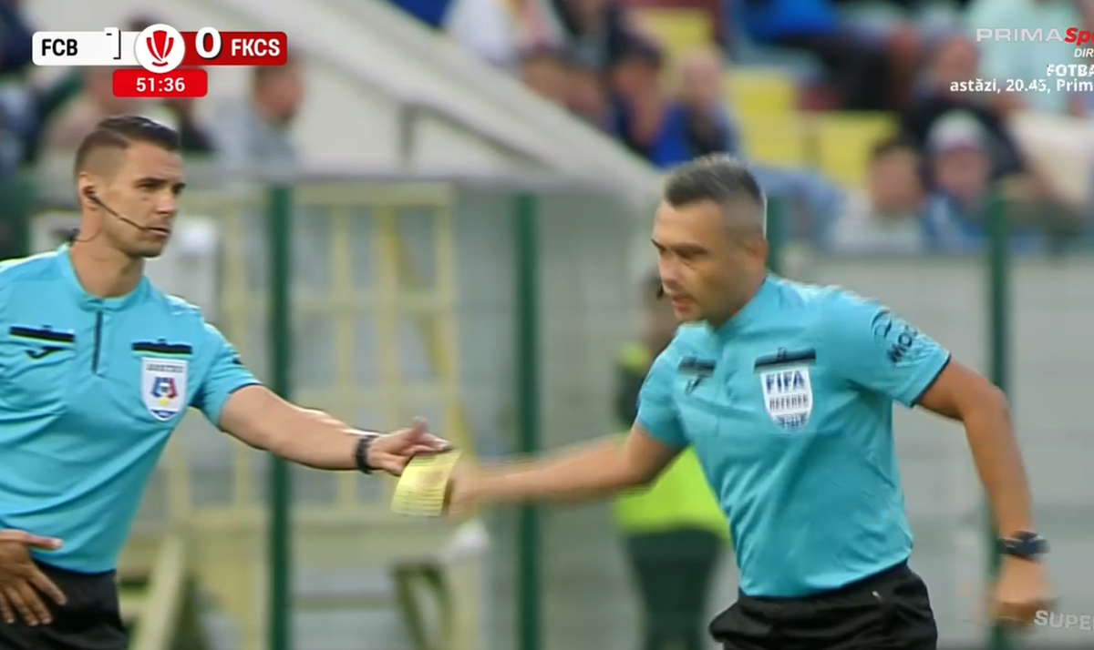 Horațiu Feșnic a uitat cartonașele la vestiare. La propriu! Moment stânjenitor în timpul meciului Botoșani - Csikszereda