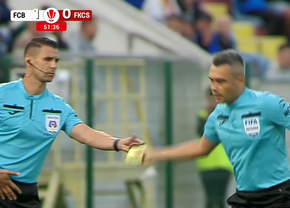 Horațiu Feșnic a uitat cartonașele la vestiare. La propriu! Moment stânjenitor în timpul meciului Botoșani - Csikszereda