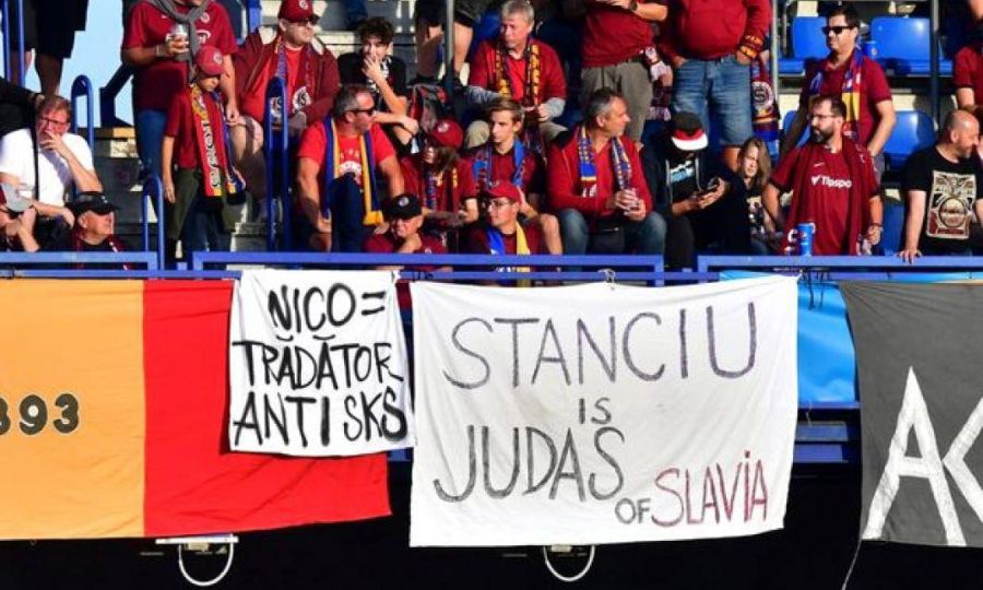 SPARTA - SLAVIA 0-3 // VIDEO Ultrașii s-au răzbunat pe Stanciu și au aruncat cu șobolani de pluș: „Trădătorule, Iuda” » Antrenorul Slaviei: „Îmi scot pălăria în fața lui Nico”