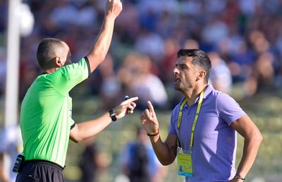 Dică acuză arbitrajul! Tehnicianul a făcut show la Chiajna: "Cred că nu suntem la şah, să nu ne atingem!"