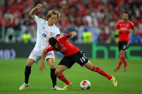 Ivan Rakitic (stânga, în duel cu Rodrigo Moreno) la ultimul meci jucat cu Sevilla în finala EL cu Benfica / Gulliver/GettyImages