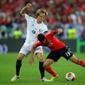 Ivan Rakitic (stânga, în duel cu Rodrigo Moreno) la ultimul meci jucat cu Sevilla în finala EL cu Benfica / Gulliver/GettyImages
