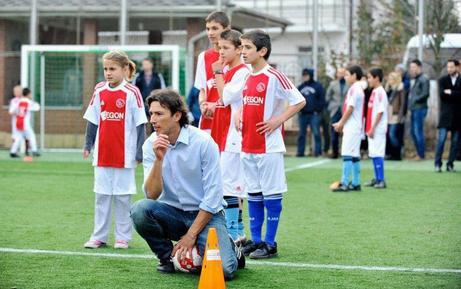 Ogăraru și copii români echipați în tricourile lui Ajax Ogăraru și copii români echipați în tricourile lui Ajax