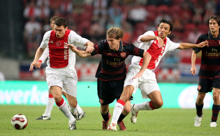 Ogăraru, în duel cu Hleb, într-un meci Ajax-Arsenal Ogăraru, în duel cu Hleb, într-un meci Ajax-Arsenal