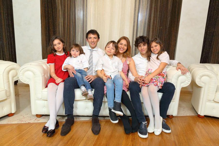 George și Andreea Ogăraru, fericiți alături de cei cinci copii George și Andreea Ogăraru, fericiți alături de cei cinci copii