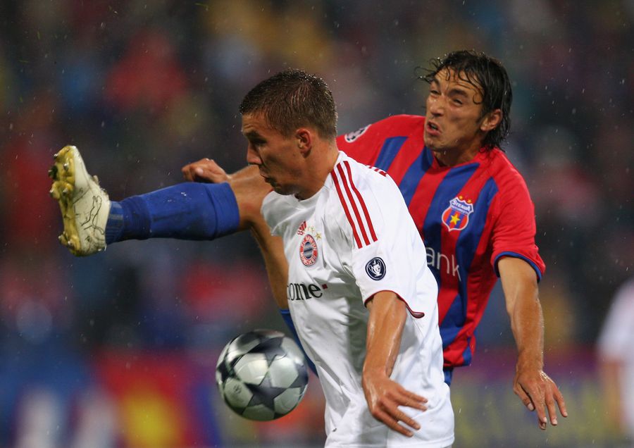 Ogăraru, în duel cu Podolski, într-un meci de Liga Campionilor dintre FCSB și Bayern Ogăraru, în duel cu Podolski, într-un meci de Liga Campionilor dintre FCSB și Bayern