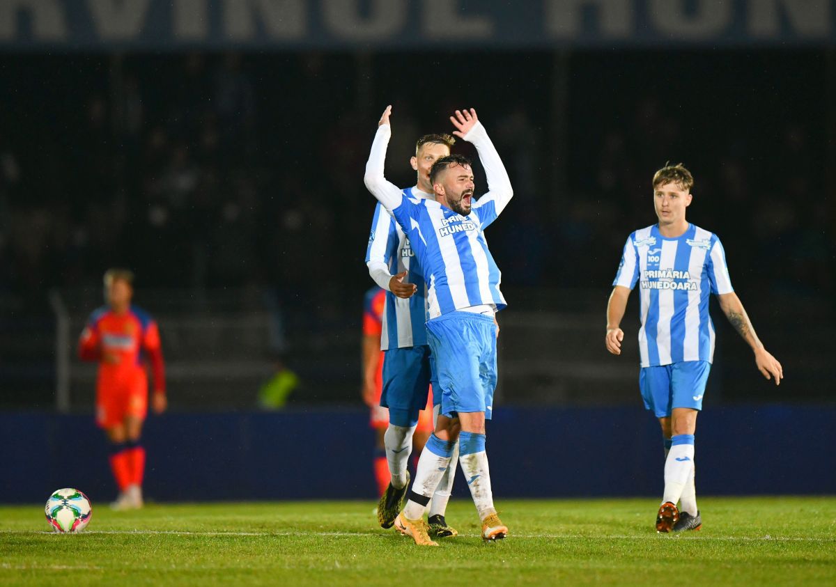 Ilie Dumitrescu, uluit de salariile jucătorilor de la CS Hunedoara: „Nu se poate! Nu ai cum să câștigi atât”